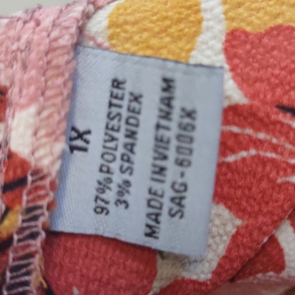 Sag Harbor Button Back Detail Floral Blouse 1x - Picture 6 of 9